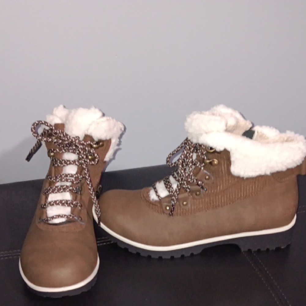 JBU Brown Boots with White Fur Lining - Picture 6 of 6